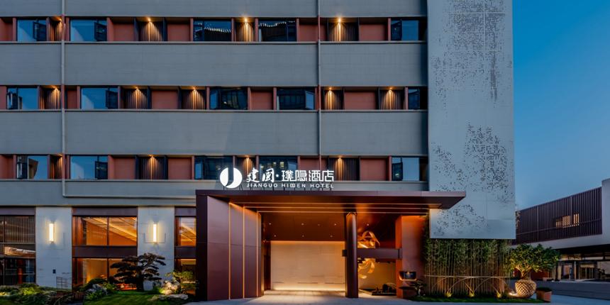 公司是全国三大连锁酒店集团之一,专注于中高端及经济型酒店的投资与运营管理,并兼有景区经营业务。