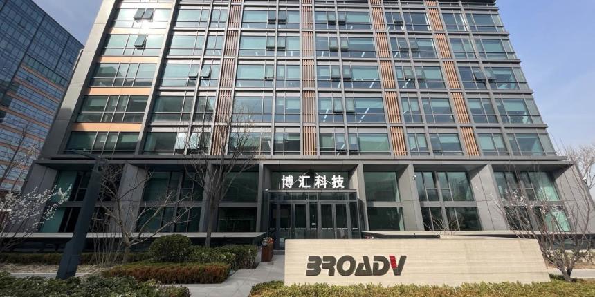 智能显控：面向指挥调度、会商研判、协同办公等应用场景，整合运用超高清、人工智能、信息安全技术，为军队、政企等行业用户打造沉浸式视听空间，支撑 